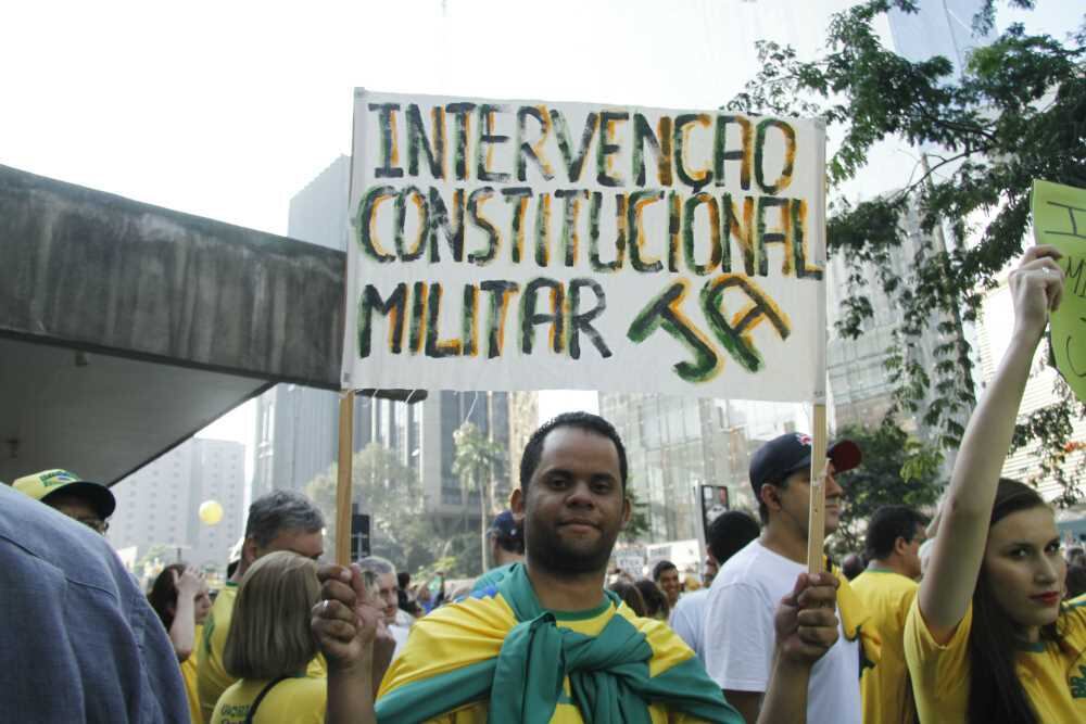 São Paulo (SP) - Muitos dos
que eram favoráveis à ação das Forças Armadas falavam em "intervenção
constitucional"