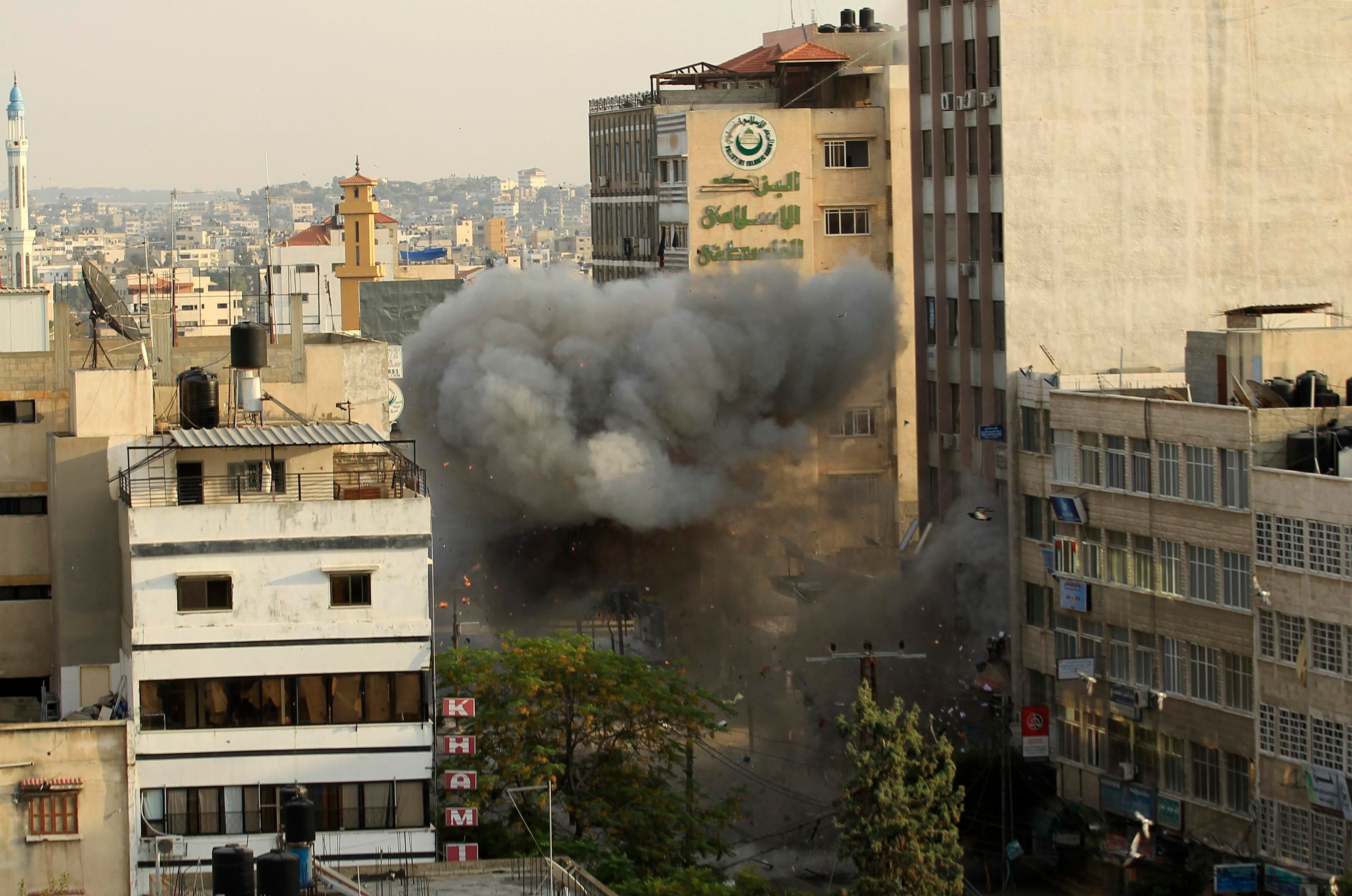O edifício foi bombardeado pela segunda vez, nesta segunda-feira (19)