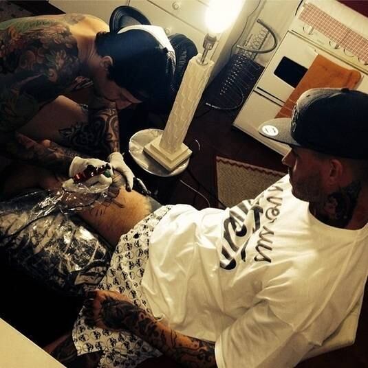 Mateus Verdelho tinha o desenho do rosto de Dani Bolina. Como o DJ já terminou faz tempo com a ex-panicat, resolveu deixar o passado para trás e cobrir o rosto da moça com a imagem de uma caveira 


