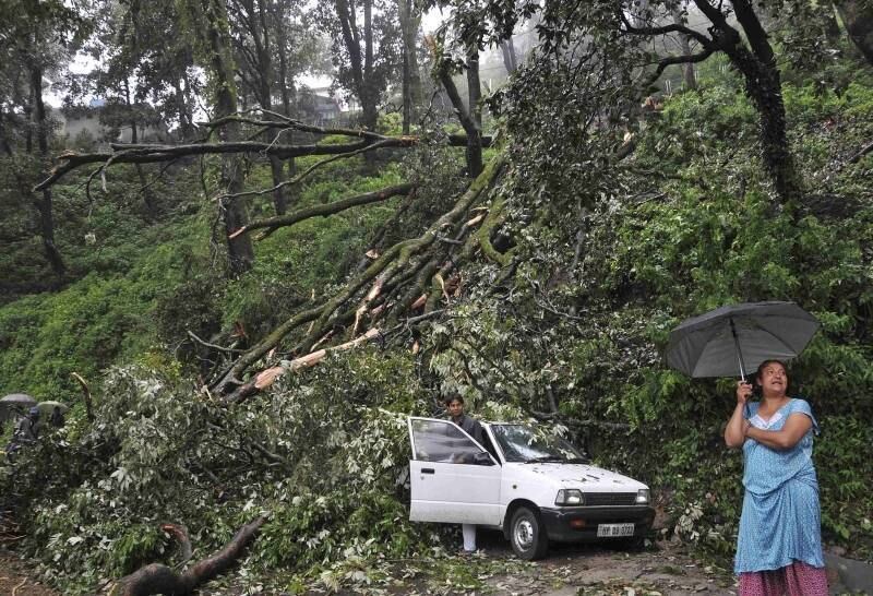 Carro fica preso entre
árvores caídas após fortes chuvas e ventos no norte da Índia. A época de grandes
chuvas na região, conhecida por monções, já começou, mas o governo já alertou
que o volume de água pode ficar abaixo da média este ano