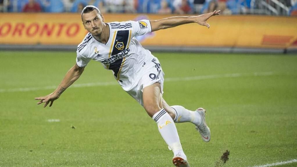 NÃO DESCARTOU - Zlatan Ibrahimovic já disse que pretende permanecer nos Estados Unidos e defendendo o LA Galaxy. A imprensa europeia noticiou, nas últimas semanas, um suposto interesse do Milan na contratação do sueco. O empresário do atacante, Mino Raiola, não descartou um possível regresso de Ibra à Itália (Foto: Divulgação)