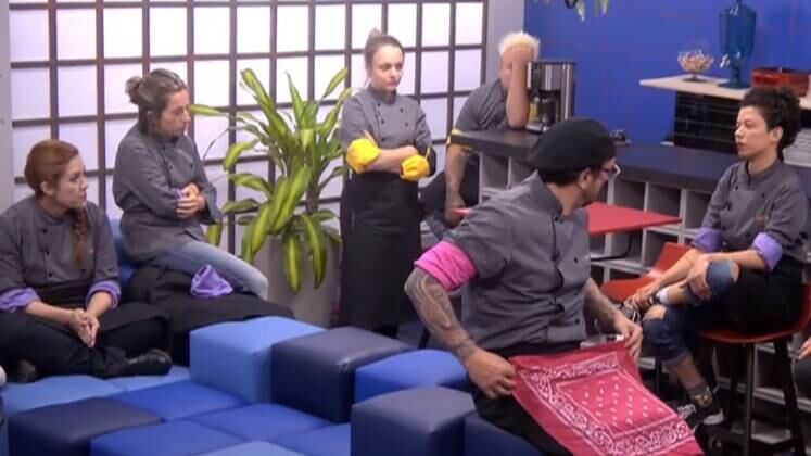 A ex-participante Emanuele já enfrentou alguns desentendimentos
na casa e o ponto alto foi a discussão com Ana Hirata. O motivo da briga teria sido a preparação
do prato e ela fez questão de afirmar que sua colega não a escutava