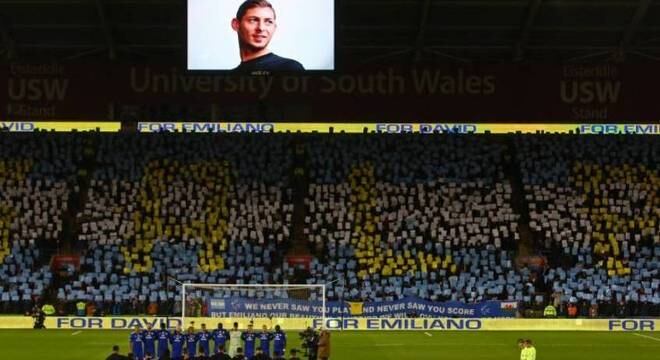 Homenagem para Sala feita pela torcida do Cardiff