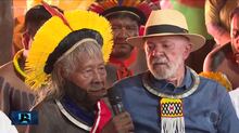 No Parque Nacional do Xingu, Lula condecora o cacique Raoni com a mais alta honraria do país