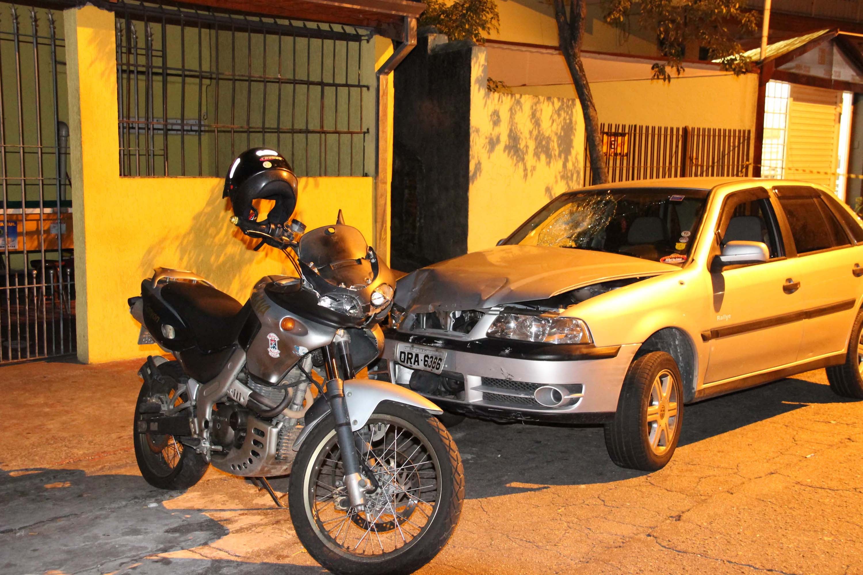 Dois suspeitos são atropelados por cliente após arrastão em bar