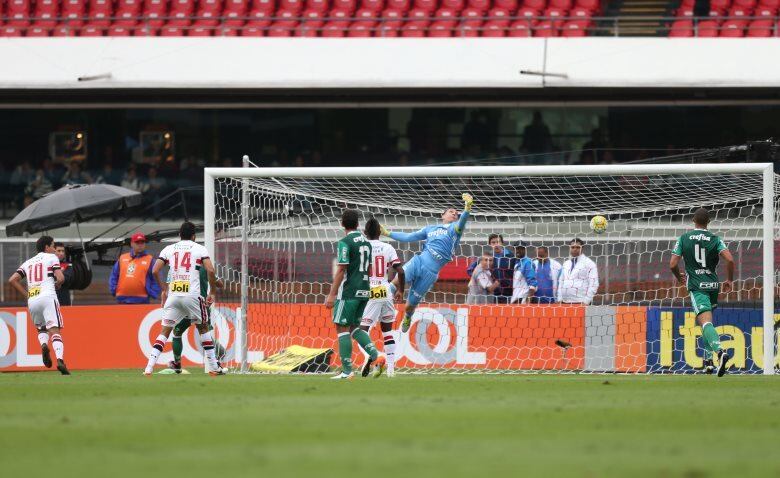 Paulo Henrique Ganso
contou com um vacilo de Thiago Martins para marcar aos 11
minutos do primeiro tempo