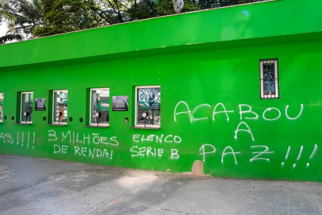 "Acabou a paz!!" foi outra frase pichada no Allianz Parque