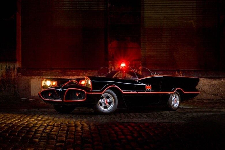 Se você é fã do Batman e sempre sonhou em ter um Batmóvel na garagem, então seu sonho pode virar realidade. Uma réplica original do veículo, de 1966, foi aprovada pelo próprio designer de Hollywood que criou o carro, George Barris. O veículo vai a leilão e está avaliado com um preço bem alto. Confira a seguir