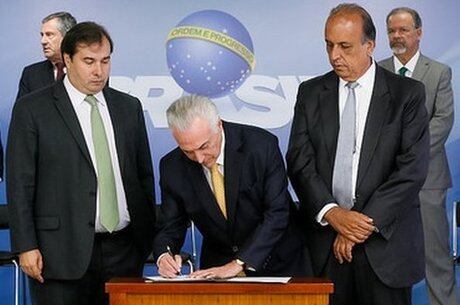 Temer assina intervenção ao lado de Maia e Pezão
