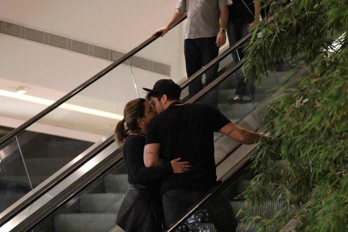 Preta Gil e Rodrigo Godoi passeando pelo shopping Village Mall, Rio de Janeiro