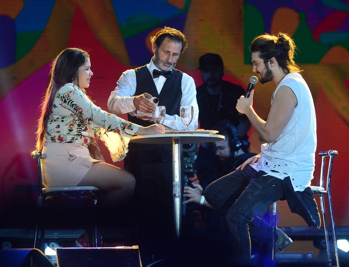 O cantor ainda recebeu uma fã no palco e cantou para ela