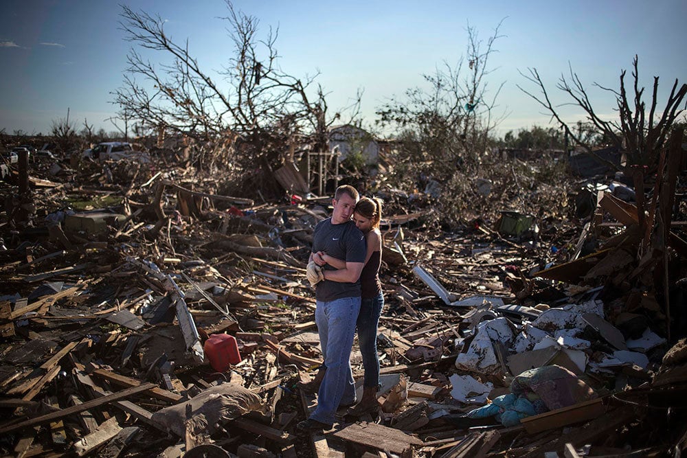 Danielle Stephan abraça o namorado, Thomas Layton, em uma breve pausa nos trabalhos manuais de escavação que faziam na área onde ficava a casa de um parente.

A foto foi tirada em 21 de maio, um dia após um tornado devastar a cidade Moore, em Oklahoma, nos Estados Unidos, deixando pelo menos 24 mortos e milhares de desabrigados