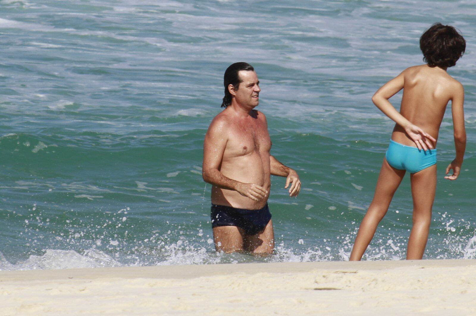 Longe da forma física do início de carreira, o ator resolveu dar um mergulho para se refrescar