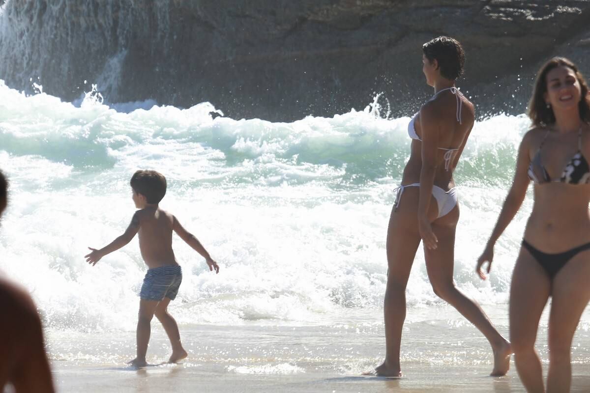 Sophie Charlotte e Daniel de Oliveira se divertem em praia com a família