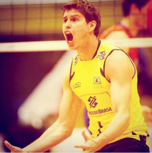 O levantador titular, Bruno Mossa de Resende, o Bruninho exibe seu talento em 1,90 metro de corpo. Oito centímetros a mais do que William e cinco além do pai e comandante de seleção