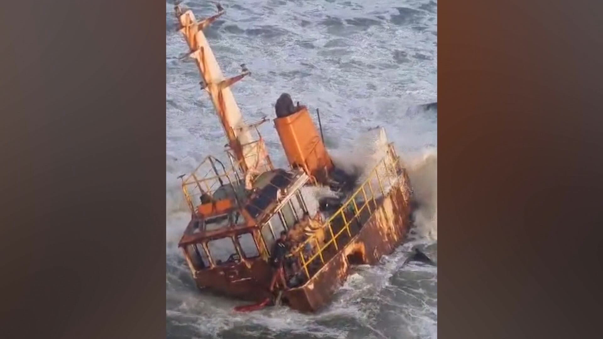 Adolescentes são resgatados de embarcação encalhada em Sergipe