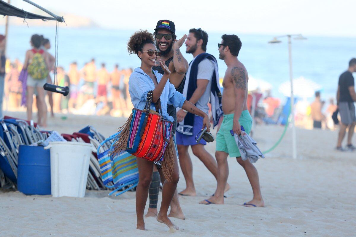 Sheron Menezes exibe corpão em dia de praia com os amigos no Rio de Janeiro