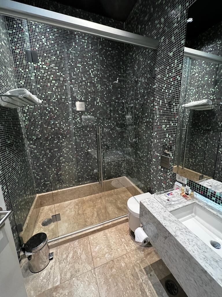 Chuveiro no LATAM VIP Lounge