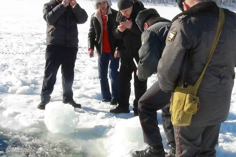 


O
meteoro que caiu na Rússia, na última sexta-feira (15), desencadeou desde então uma "corrida ao meteorito" no país.

Os "caçadores", tentam encontrar os valiosos fragmentos de rocha em torno da
cidade industrial de Chelyabinsk

Leia mais sobre a caça ao tesouro
