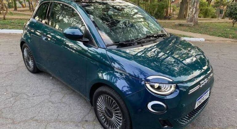 Fiat 500e também é um pequeno hatchback, mas tem um motor mais potente, com 118 cv