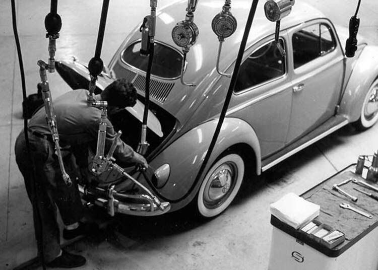 Funcionário da VW completa o motor com fluidos como gasolina e óleo