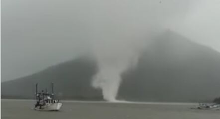 Ciclone gerou uma coluna sobre o mar no Paraná