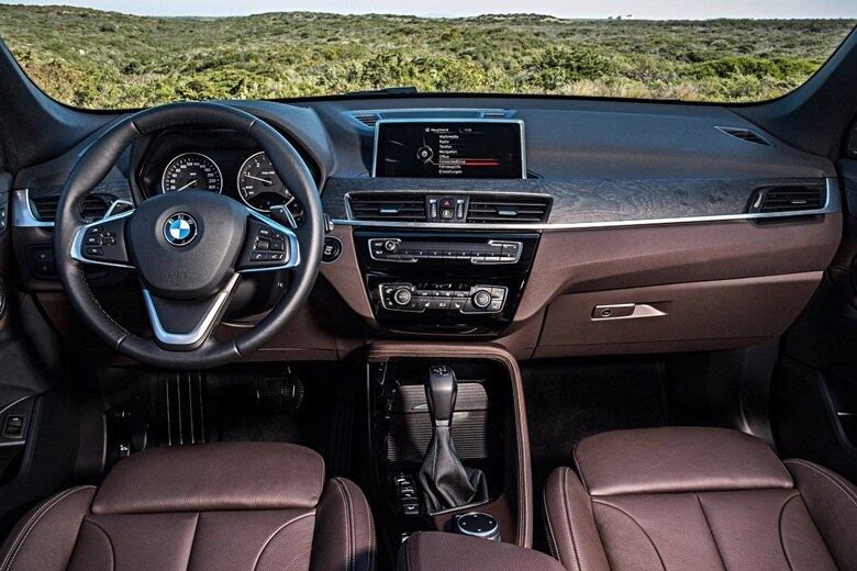 Interior mantém sobriedade e requinte, com opção bicolor