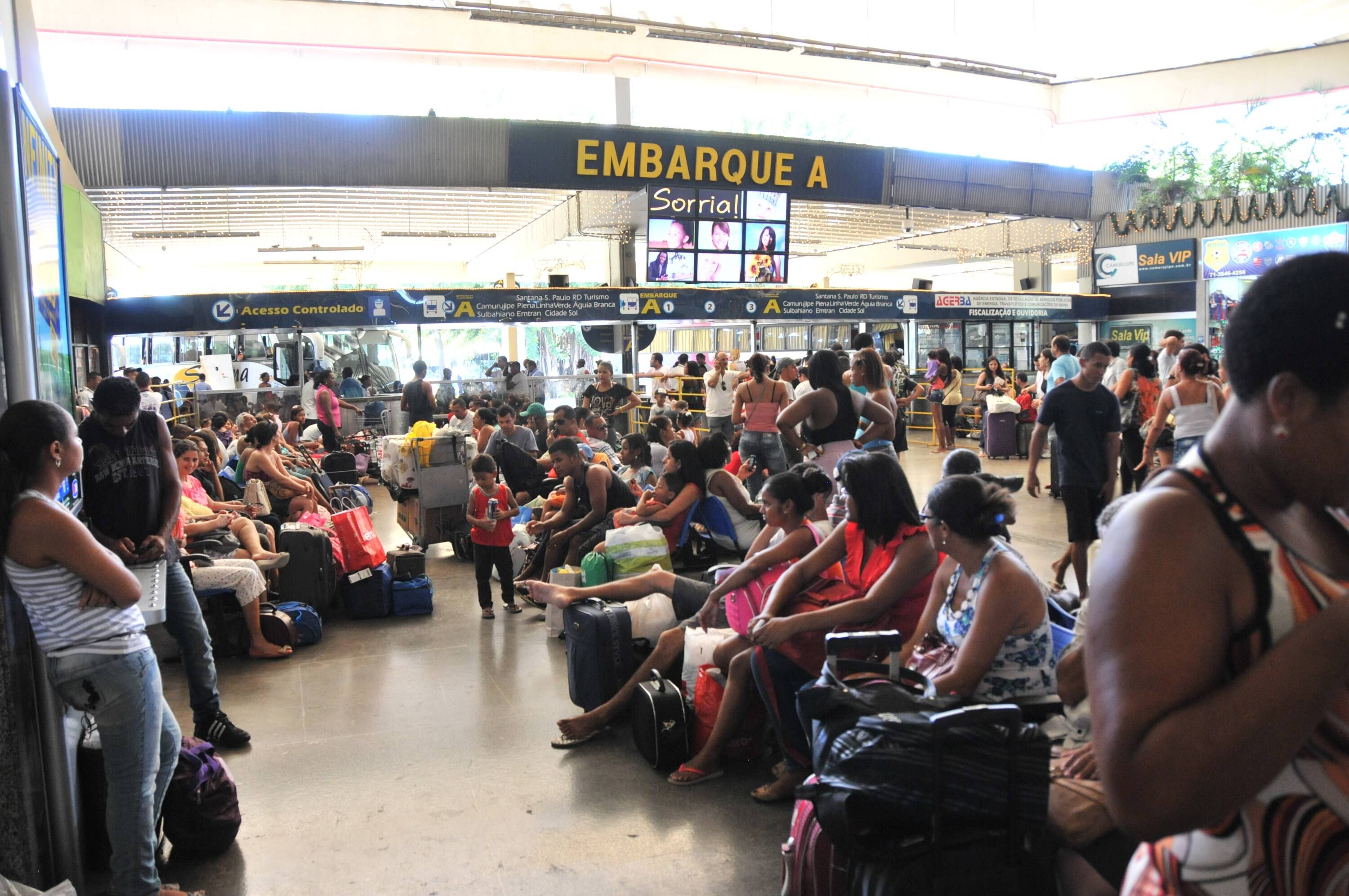 Cerca de 1.800 horários de ônibus extras foram criados na rodoviária de Salvador