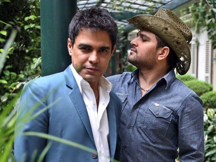 Dando um tempo
Na noite do dia 27 de outubro de 2011, a dupla Zezé Di Camargo & Luciano brigou nos bastidores de um show em Curitiba (PR). Depois do desentendimento, Zezé subiu sozinho ao palco, sem seu irmão e parceiro. Quando Luciano subiu ao palco, ele disse que não cantaria mais com Zezé e a partir de 2012 a dupla chegaria ao fim. Logo em seguida, o Twitter oficial da produção de Zezé Di Camargo & Luciano desmentia o fato. Segundo o blog Movimento Country, parceiro do R7, antes da polêmica apresentação, a dupla já demonstrava desgaste e trocou farpas na coletiva de imprensa sobre os shows na capital paranaense. Hoje, tudo está bem entre os irmãos
