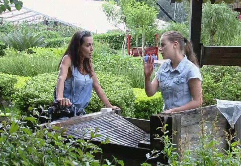 Em alguns momentos, Carla
Prata exerceu um papel de psicóloga e disse que Rayanne precisava parar de
agarração com Douglas Sampaio. “Amiga, na boa, você tem que parar de
brincadeira de muita agarração. Você já sabe que ele é apaixonado por você” 

+ Em atividade, peões comentam momentos marcantes de cada uma das semanas de confinamento
+ Turma do Ronco: Peões descansam durante a tarde do último sábado de A Fazenda 8
+ Douglas, Rayanne e Ana Paula cantam músicas de Latino e peão enfatiza: “Quem planta sacanagem colhe solidão”


