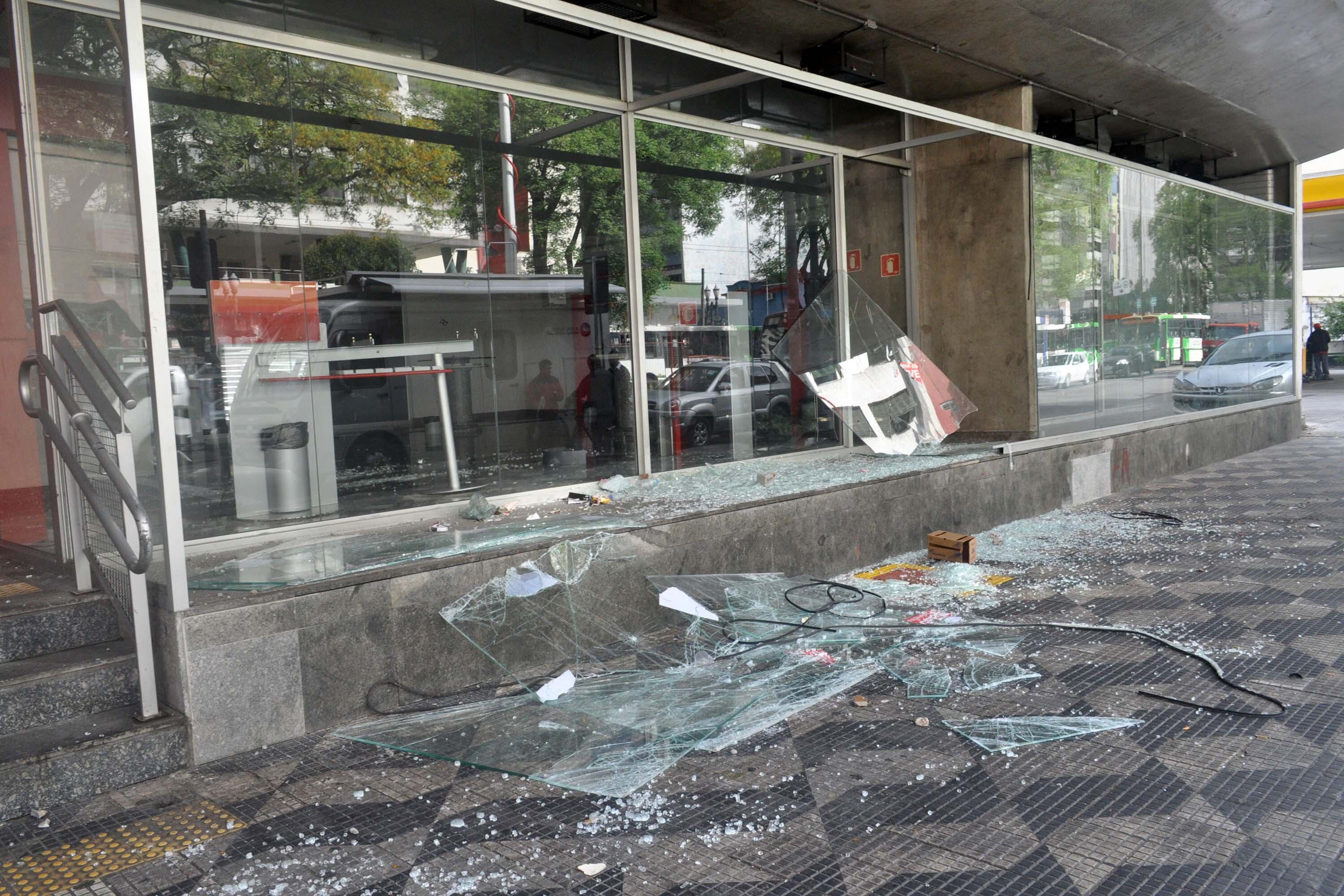 A avenida Duque de Caxias também foi alvo dos vândalos que depredaram quatro agências bancárias na extensão da via.
Houve confronto e destruição também na avenida Ipiranga. Por lá, segundo balanço da Polícia Militar, uma loja de roupas, duas agências bancárias e duas redes de fast food foram atacadas pelos vândalos
