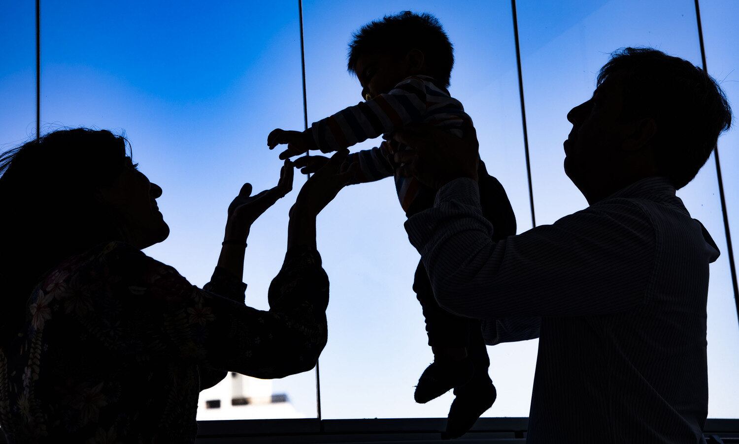 1. Quem pode adotar? 
Qualquer pessoa maior de 18 anos de idade pode adotar, independentemente de sexo, estado civil ou classe social. A pessoa precisa ser 16 anos mais velha do que a criança ou adolescente a ser adotado.
