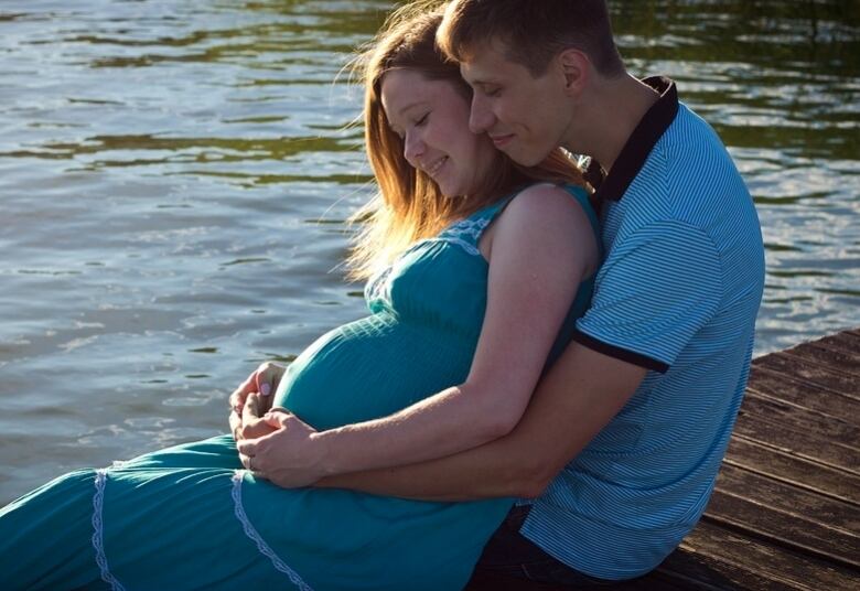 Com hormônios à flor da pele, muitas gestantes costumam ter alterações de humor e chegam a ficar mais sensíveis. O segredo é estar próximo da companheira. “Se mostrar disponível, aberto e estabelecer um diálogo empático são formas de o homem estar mais próximo da companheira. Não há uma receita, cada casal irá construir à sua maneira, tornando a gestação um período de crescimento e amadurecimento”, reforça Mariana Effting.