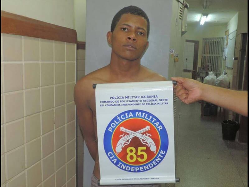 A residência do homem,
identificado apenas pelo apelido Joel, fica na rua Carmem Miranda, na mesma cidade