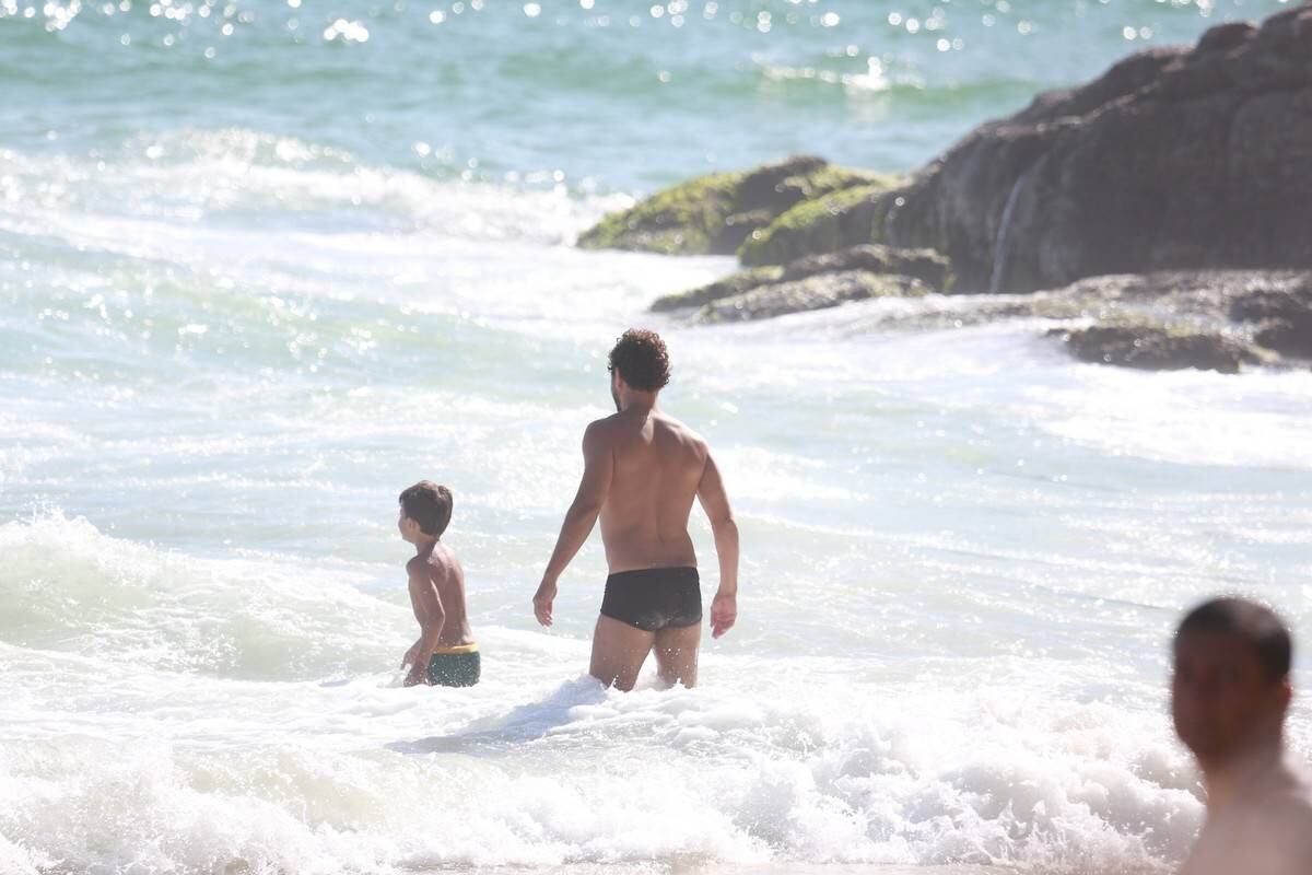 Sophie Charlotte e Daniel de Oliveira se divertem em praia com a família