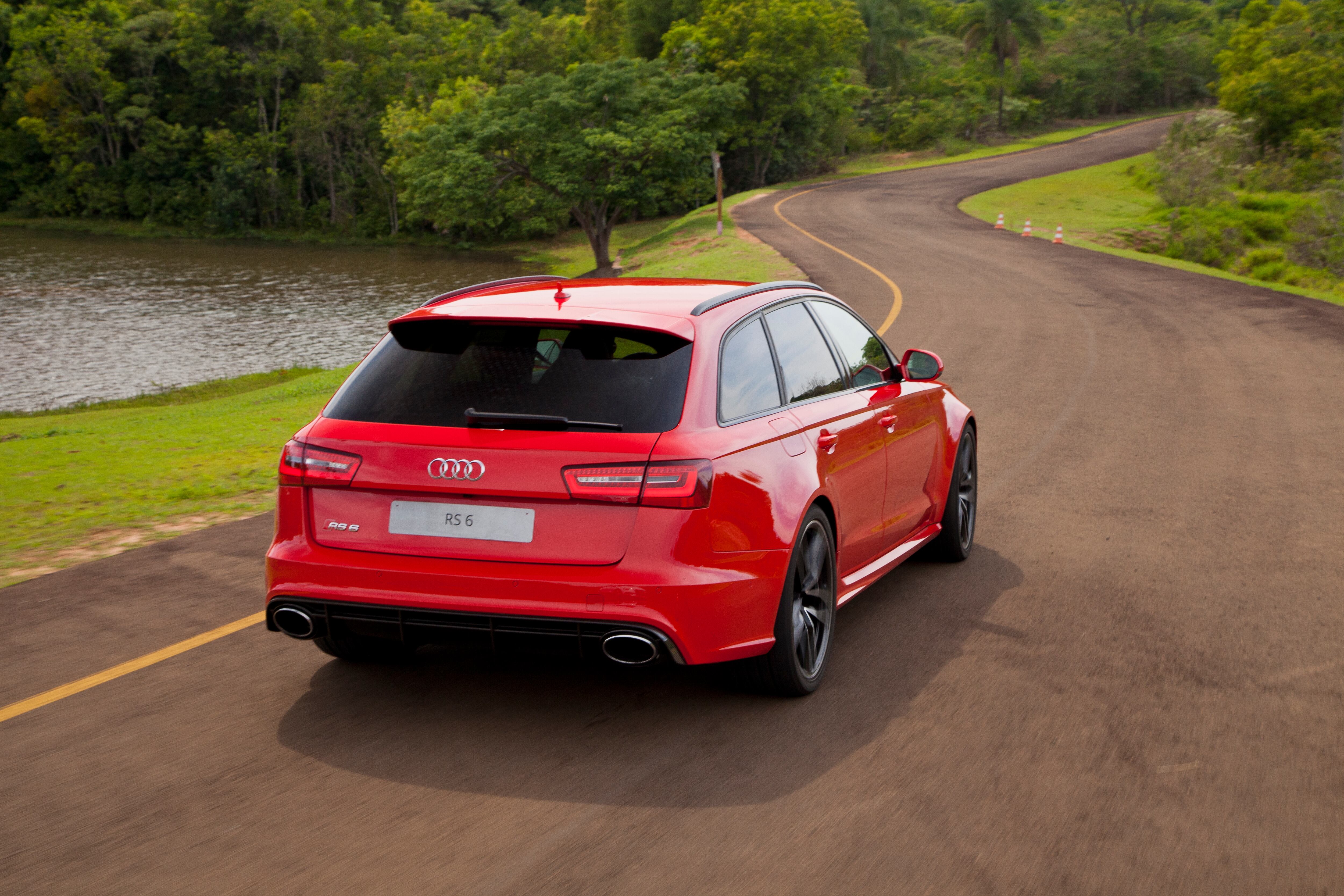 Porém, de família, ele só tem o porta-malas (de 565 litros). Sob o capô há um enorme V8 4.0 biturbo com 560 cavalos de potência

Saiba tudo sobre carros! Acesse www.r7.com/carros
