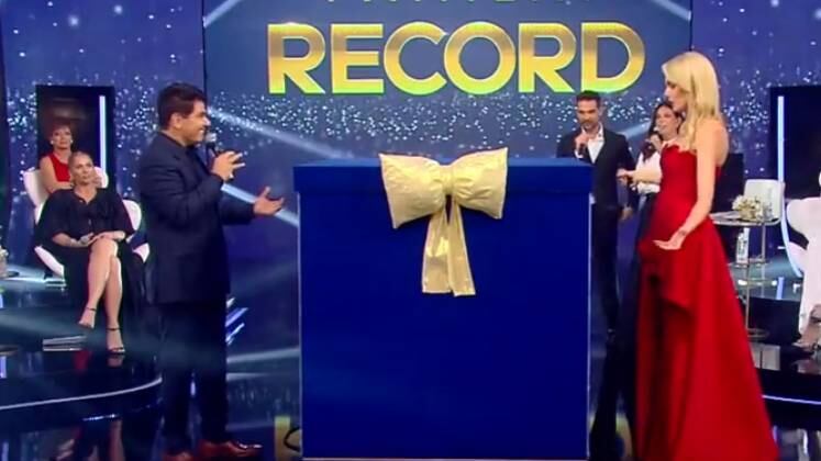 O apresentador Cesar Filho tirou a colega do Hoje em Dia, Ana Hickmann, no amigo-secreto. E o presente de Cesar surpreendeu a todos: ele levou uma caixa gigantesca ao palco. Dentro havia uma cadeira personalizada a mão com o nome da apresentadora. Um presentão!