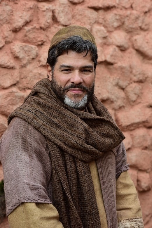 "Alguns tecidos foram feitos em teares, mantendo a rusticidade da época e, posteriormente, passando por processos de tingimento e envelhecimento', ressalta Severo