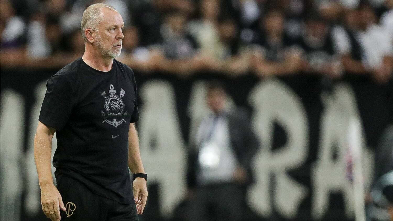 Mano Menezes não confia no elenco. E candidatos à presidência do Corinthians não confiam em Mano