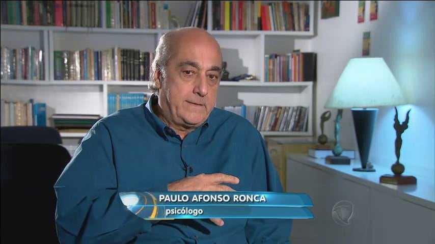 O psicólogo Paulo Afonso Ronca fala um pouco sobre as dificuldades de se tornar alguém famoso.

— Essa questão da fama  nos traz tão rápidas mudanças na vida, que a
gente não percebe. E o que significa isso? Significa que nós passamos a
ter uma outra percepção da realidade, nós passamos a ter uma outra visão do que
acontece conosco e muitas vezes deturpada

+ "Ser popular no Brasil é para poucos idiotas". Veja as polêmicas de Ed Motta com seus fãs nas redes sociais
