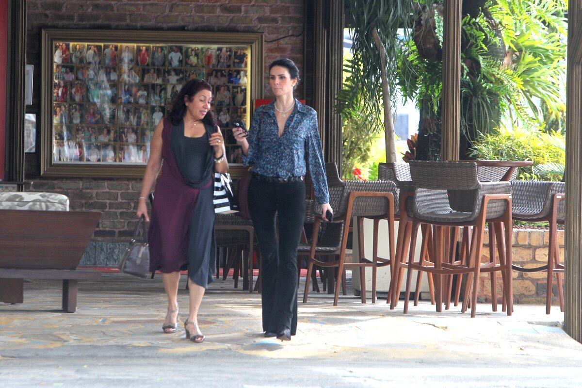 Discreta, ela não quis saber de fotos. Atualmente, Lisandra está morando com os filhos em outra cobertura, localizada no bairro da Lagoa, no Rio de Janeiro