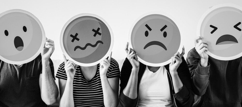 "Todas as condições em que as emoções passam a dominar a razão e as ações podem ser consideradas situações de descontrole emocional", afirma o psiquiatra Henrique Bottura, diretor clínico do IPP (Instituto de Psiquiatria Paulista). Segundo a psicóloga Gabriela Luxo, para que a pessoa chegue ao ponto de ter um descontrole emocional muito grande, provavelmente ela já passou por outros episódios menores de estresse, tensão e briga, que acabam gerando um pico. "Esses problemas vão acontecendo, e a pessoa não dá atenção. Ela não se põe como prioridade", alega Gabriela