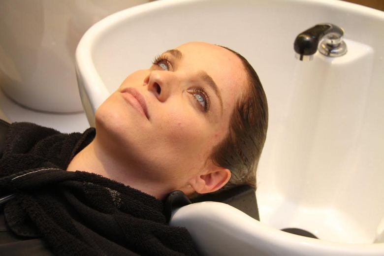 Bruna di Tullio clareou as madeixas com a profissional Naomi
Hato, funcionária de um dos salões mais badalados do Rio de Janeiro, que revela
o processo realizado na atriz.  

─ Fizemos uma coloração e depois mechas finas com o objetivo de
igualar o loiro

+  Ouça a trilha sonora completa de Vitória
+ “É questão de tempo”, diz Ricky Tavares sobre reconciliação entre Mossoró e Beatriz
+  Descubra tudo o que os atores aprontam nos bastidores das gravações
+  Curta a página da novela no Facebook e fique por dentro das novidades
