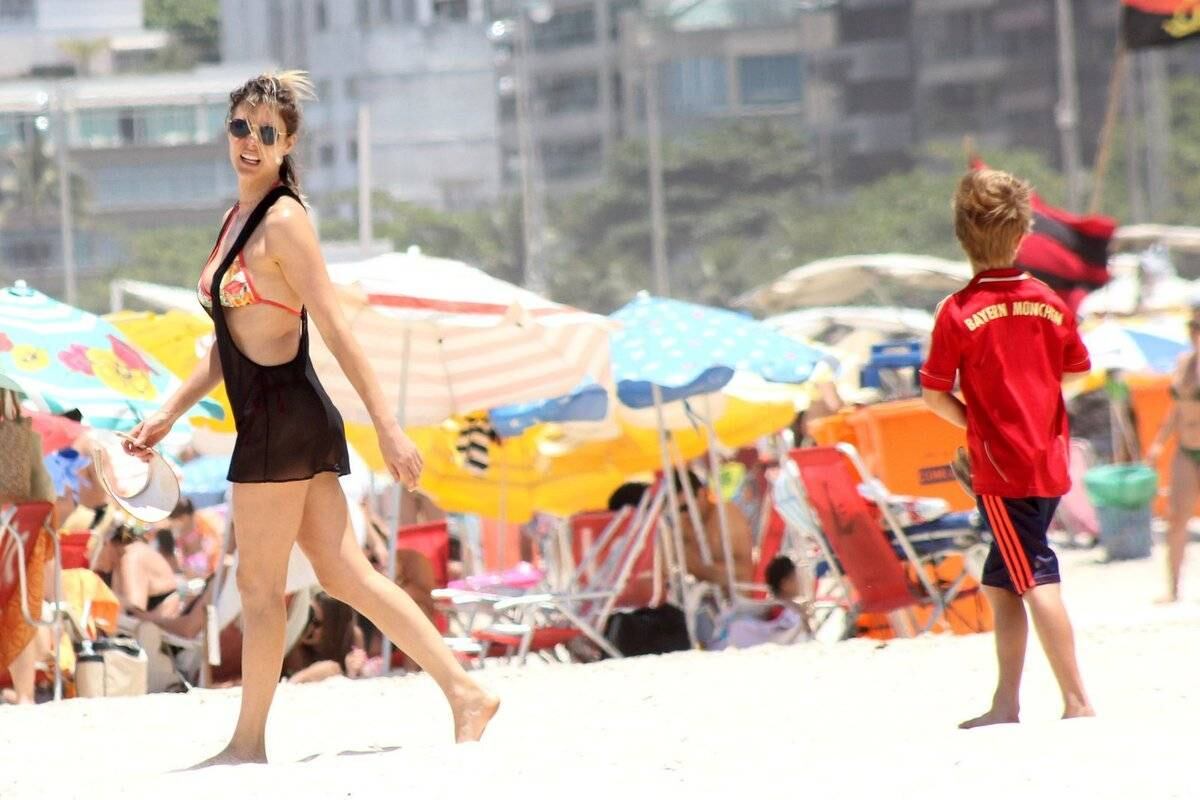 De biquíni e saída de praia, ela curtiu o dia ao lado dos filhos 