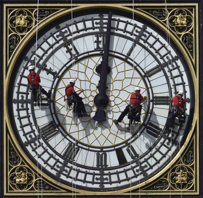 Trabalhadores limpam um
dos lados do relógio do Big Bem, acima do Parlamento inglês, no centro de
Londres. A limpeza do relógio durará cerca de uma semana