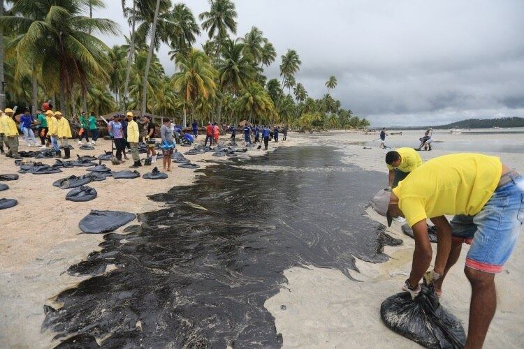Óleo no Nordeste
Desde o dia 30 de agosto, mais de 180 praias no Nordeste do país apresentaram manchas por derramamento de petróleo. No dia 5 de outubro, o presidente Jair Bolsonaro publicou uma portaria solicitando medidas investigativas. A origem ainda é desconhecida e, por se tratar de camada sub-superficial, o governo alerta para a fragilidade das barreiras de contenção. A questão ambiental costuma cair nas provas do Enem