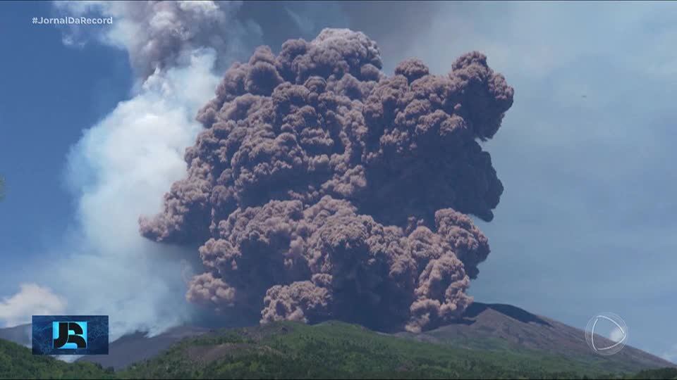 Vulcão mais ativo da Europa volta a entrar em erupção na Sicília, sul da Itália