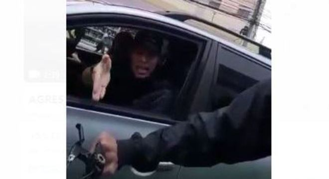 Agressor implicou com entregador de aplicativo que estava em bicicleta na rua