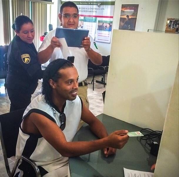 O craque é oficialmente um cidadão mexicano. "Pegando minha documentação aqui no México! Cada vez mais me sentindo em casa!", escreveu na legenda da imagem compartilhada em seu Instagram