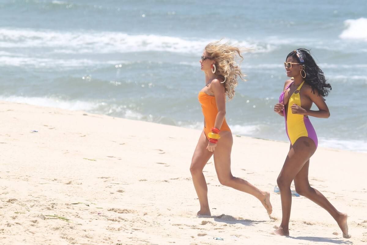 Fiorella Mattheis correu na praia acompanhada de outra atriz